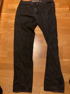 Svarta Amplify skinny fit jeans - Säljer ett par svarta skinny fit jeans från Amplify. Jeansen har klassisk femficksdesign, smal passform och är tillverkade i ett slitstarkt jeanstyg. Snygg detalj med logga på bakfickan och insidan av linningen.