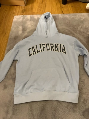 Hoodie med text ”CALIFORNIA” - Hoodie med text ”CALIFORNIA” från Lager 157