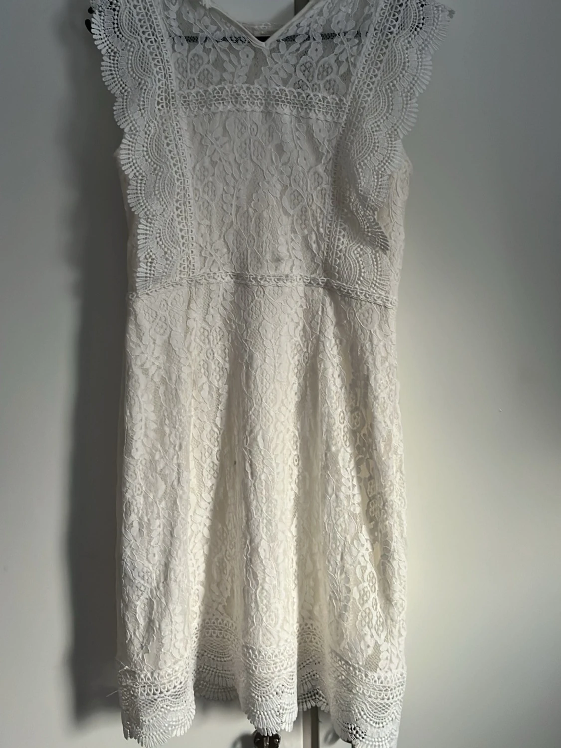 Vit spetsklänning med volangdetaljer - 1