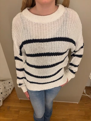 Randig stickad tröja  - I storlek M från lager 157