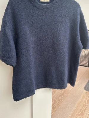 Stickad t shirt från Gina! - Säljer denna jättefina stickade t shirten ifrån Gina jätte tjock och fin kvalitet några nopprar vid bröstet men inget man tänker på!🥰