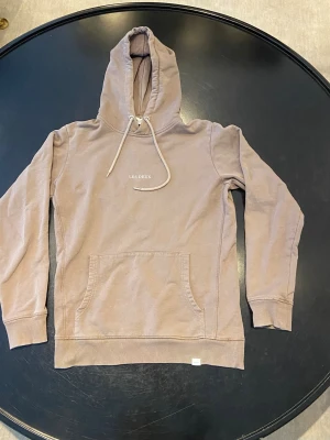 Les deux hoddie - Säljer en riktigt fet les deux hoddie i bra skick. Är dock lite slapp i öppningarna under mage och vid armöppnkngarna. Skriv gärna vid funderingar. Pris kan diskuteras vid snabb affär 🤝🔥✅