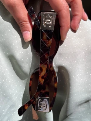 Vintage brunmönstrade solglasögon - Säljer ett par chunky vintage solglasögon med brunmelerat mönster och stora, fyrkantiga bågar. Sidorna har quiltad struktur. Perfekt accessoar för att lyfta vilken outfit som helst.