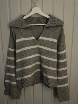 Randig stickad tröja - Jättefin stickad tröja från Gina Tricot😍 Knappt använd så i nyskick utan lappen kvar. Storlek XS. Går jättebra att använda "Köp nu"! Vi skickar inom 1-2 dagar💕 Bara att skriva vid funderingar🤗