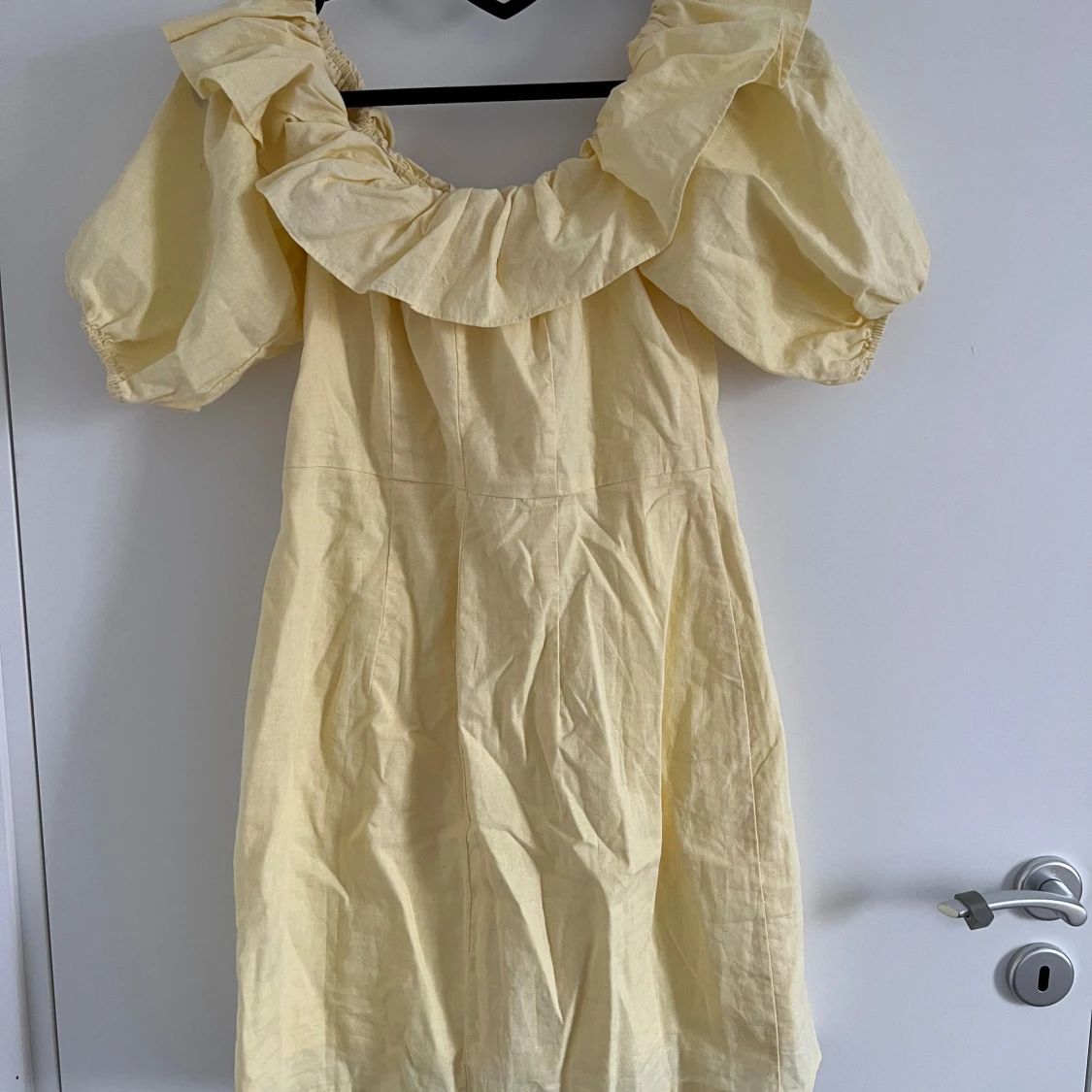 Gul kortklänning med volang från H&M - 1