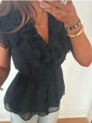 Volang topp hm  - Säljer denna superfina populära volangtoppen från H&M! Jättebra skick, då den bara är använd en gång💓