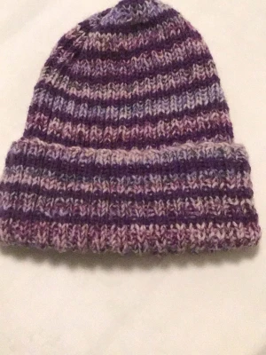 Stickat mössa - Stickat  varm mössa.