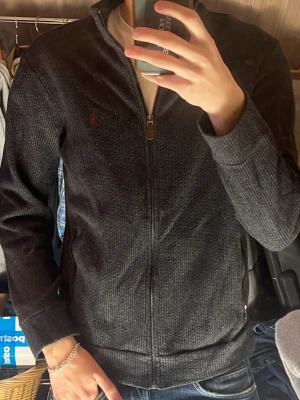 Ralph Lauren Full zip  -  Säljer den riktigt snygga Ralph Lauren full Zip i storlek S. Den är i bra skick utan defekter. bara att skriva över frågor och funderingar.