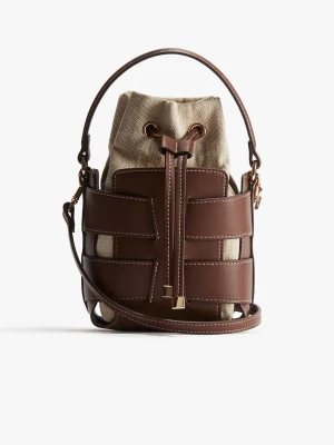 Brun och beige bucket bag med snörning - Snygg bucket bag i brunt skinn och beige canvas med cool snörning upptill. Väskan har både handtag och axelrem, samt dekorativa sömmar och guldfärgade detaljer. Perfekt för dig som vill ha en trendig och praktisk accessoar. Lånad bild, säljer inte under 420!