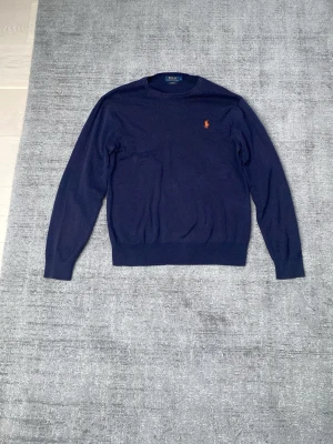 Stickad Ralph lauren tröja - Snygg stickad tröja från Ralph lauren | den är i mycket bra skick, 8,5/10 | nypris: 1800kr | material: bomull | färg: marinblå | hör av er vid frågor 👋