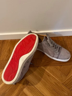 Christian Louboutins  45 - Säljer mina grå louboutins, använda ca 5- 10 ggr och i mycket bra skick. Medföljer tygpåsar för skorna samt ett  skohorn och skosnören. Storlek 45z 