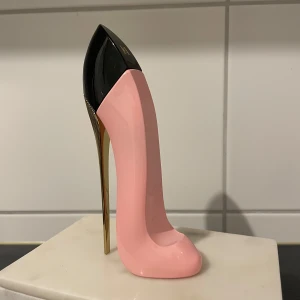 Carolina Herrera good girl blush - Säljer denna parfym från Carolina Herrera då den inte används. Väldigt sparsamt använd! Eftersom man inte kan se innehållet så kan jag inte säga exakt hur mycket som är kvar därav priset. Men skulle gissa på minst 80%