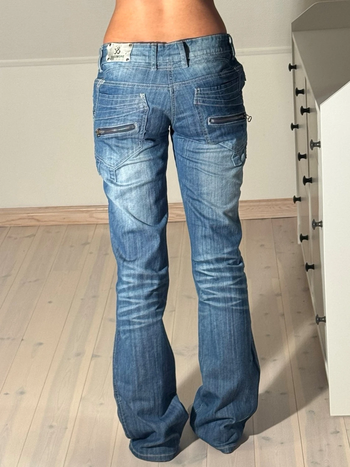 Low bootcut Jeans med kedjor  - 2