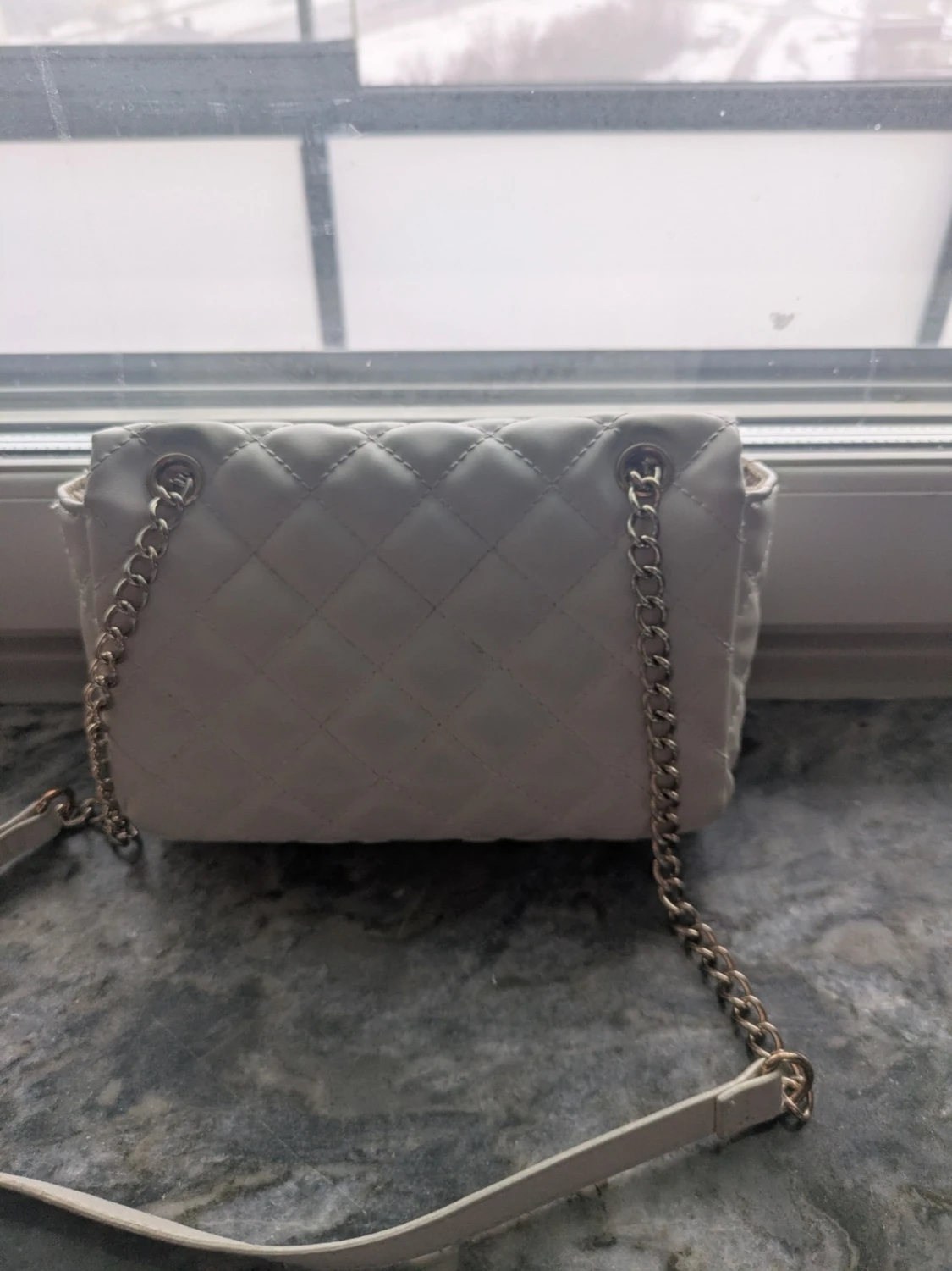 Vit quiltad axelväska med kedja - 1