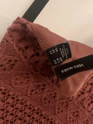 Blus - Långärmad blus som går in lite i midjan 