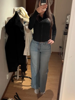 Ljusblå wide jeans med hög midja - Säljer ett par ljusblå jeans med riktigt breda ben och hög midja. Tyvärr för små för mig. I super bra skick!