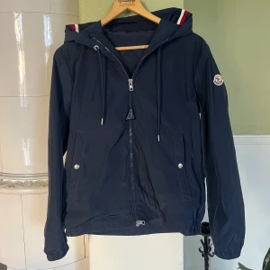 Moncler Windbreaker - Riktigt fet Navy blue Moncler Windbreaker i strlk 1 vilket motsvarar S. Mycket bra skick, NFC funkar!