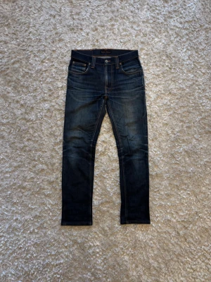 Nudie Jeans thin finn dry raw denim vintage  - Riktigt snygga jeans från nudie, använda men i gått skick. Storlek W29 L32! Mått: Hela längden: 99 cm Innerben: 74 cm Midja: 40 cm Benöppning: 17 cm