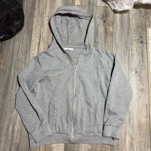 Grå hoodie från Ivyrevel XS - Säljer en hoodie från märket Ivyrevel i strl XS, färgen grå. På ryggen finns en stor bokstav ”V” i silver chrome. Obs att snöret vid luvan fattas, så man behöver sätta dit nytt om man vill ha det 