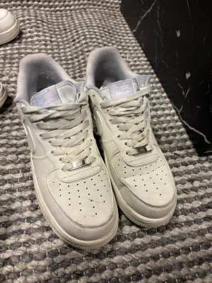 Air force 1 - Säljer nu mina skor dom är inte jätte använda fortfarande i super bra skick
