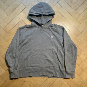 Grå hoodie från Acne Studios - Hoodien är i helt ok skick och några skavanker finns. Skriv vid ytterligare frågor eller funderingar✍️