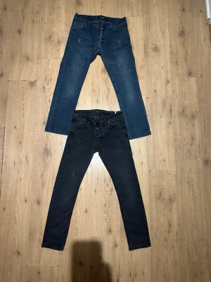 Jack Kevin jeans (Jack & jones) - Har några par jack kevin jeans till salu. I mycket fint skick. Storleken på de blåa är UK 27 / MEX 27 (W27), och de svarta UK 24 / MEX 24 (W24) Köper man flera får man ytterligare rabatt.  Priset är per styck. 