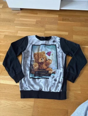 Sweatshirt - Jättegullig vintage sweatshirt i bra skick. Det står ingen storlek, men skulle säga att den passar 170-XS. 