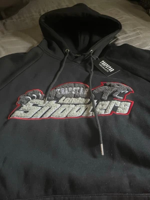 Trapstar hoodie strl M - En riktigt fet Trapstar hoodie i storlek M. Tröjan är i nyttskick, pris går diskutera                                                                     Nordic closet