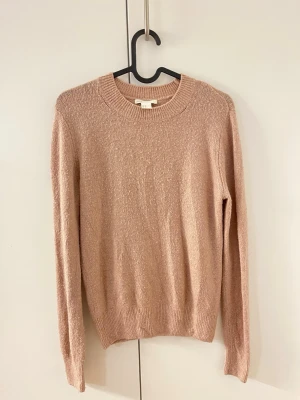 Rosa stickad tröja - Rosa stickad tröja i storlek Xs från h&m, den är lite nopprig vilket syns på bilderna❣️ 