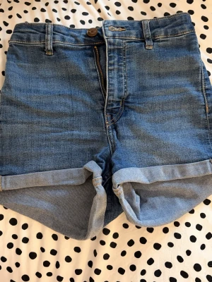 Jeansshorts - Gulliga highwaist jeansshorts, väldigt sköna för sommaren☀️