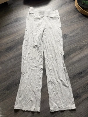 Gråa mjukisbyxor  - Gråa mjukisbyxor från Oxide