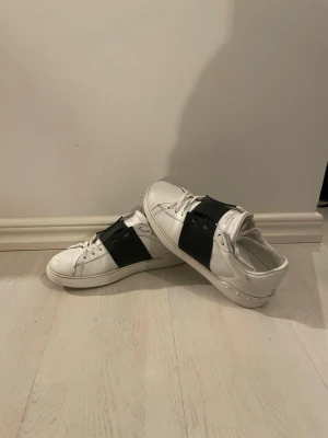 Valentino garavani - Ett par skor från Valentino garavani. 8-10 skick. Tvättade både skorna, sulorna och snörena precis. Nypris ligger på runt 7. Mitt pris 2399. Dustbag tillkommer.