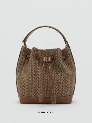 Brun bucket bag med monogram och snörning - Snygg brun handväska i bucket-modell med monogrammönster och detaljer i skinn. Väskan har ett justerbart handtag och stängs med snörning. Perfekt för dig som vill ha en trendig och praktisk accessoar med cool design.