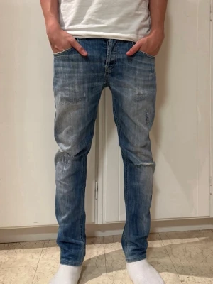 Dondup jeans - Dondup jeans - storlek 30 (midja 39) (längd 87) - skick 8/10 - killen på bilden är 173 - fler frågor? Kontakta mig