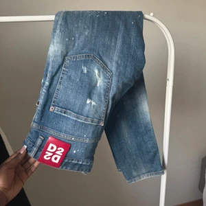 Dsquared2 Jeans - FÖR MÄN. Dsqaured Jeans för män  nypris 4000kr. Storlek 46. Äkta . Använda men fortfarande bra skick.