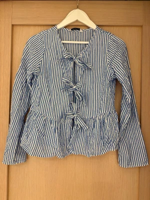 Randig blus  - Randig blus från Stradivarius i storlek XS🌟 Säljer då den är för liten. Använd ett fåtal gånger så fortsatt i bra skick 