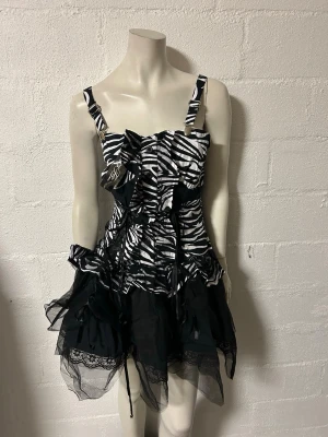 Klänning från Lucyfer storlek S/M. - Klänning från Lucyfer. Storlek S/M. Material i bomull. Dragkedja i sidan.