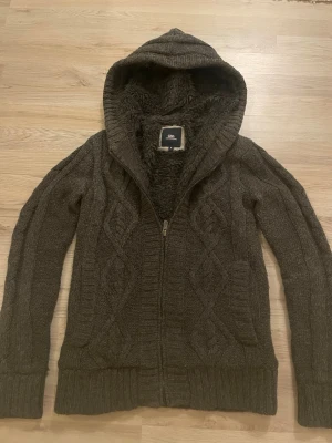 Pälsfodrad stickad cardigan - Otroligt snygg grå PälsFodrad stickad cardigan med mönster. Passar perfekt till kallare väder. Priset kan såklart diskuteras!