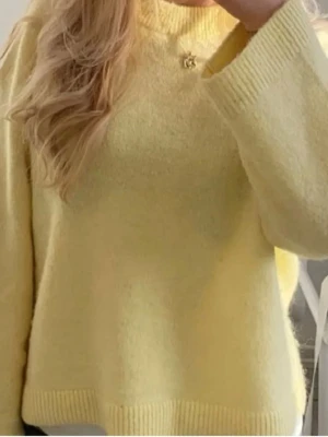 Gul stickad tröja - jätte mysig gul stickad tröja, super fin färg nu för våren och sommaren, strl är mer som S/M ❤️❤️❤️❤️