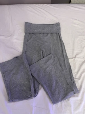 Grå mjuka loungeleggings shein  - Superbekväma grå loungeleggings med hög midja och bred linning. Perfekta för chill dagar hemma eller när du vill ha något riktigt mjukt på dig. Tillverkade i stretchigt material som känns skönt mot huden.