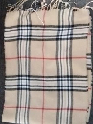 Beige rutig halsduk med fransar - Säljer en nytt skick Burberry halsduk gör man och kvinnor 