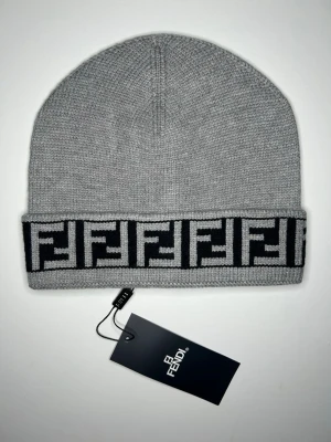 Grå Fendi mössa - En tvär fet Fendi mössa som passar perfekt till vintern💫 Läs bio innan du köper‼️