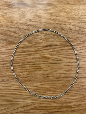 Kedjehalsband i äkta silver 925 - Snyggt halsband i äkta sterling silver 925 med klassisk kedjedesign. Halsbandet har en enkel och stilren look med karbinlås. 