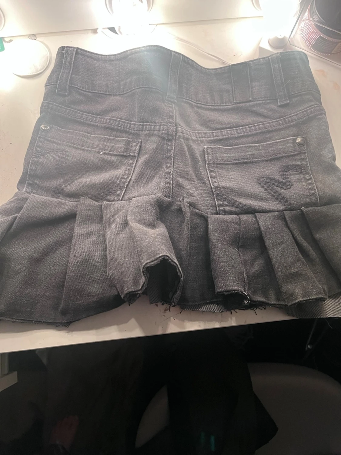 Grå jeanskjol med volang - 1