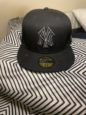 Svart New Era Yankees keps 59FIFTY - Helt ny Svart New Era Yankees keps. Priset är ej fast, hör av er vid frågor.