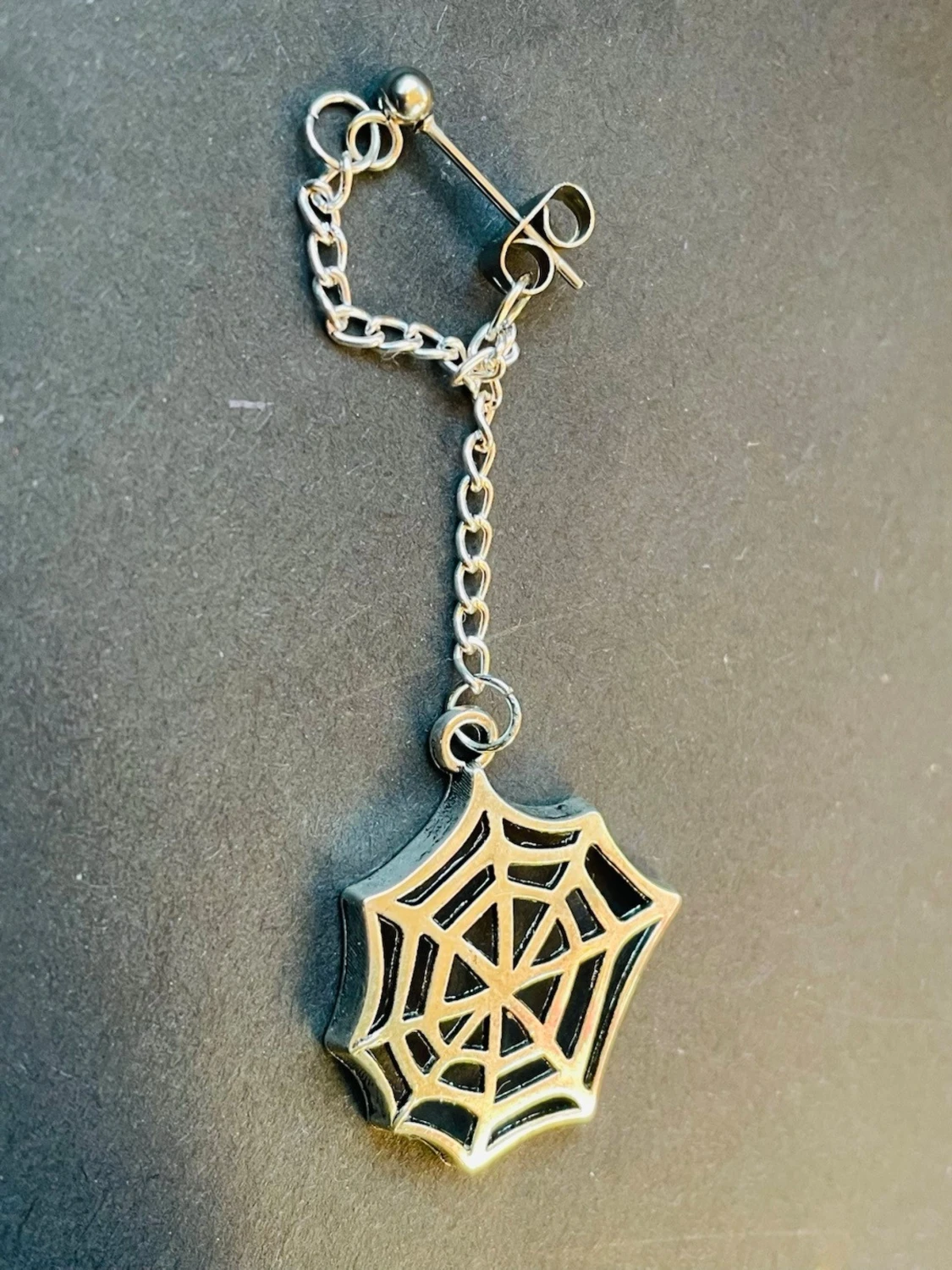 By prisförslag- 1 st Silvrigt örhänge med spindelnätsmotiv - 1