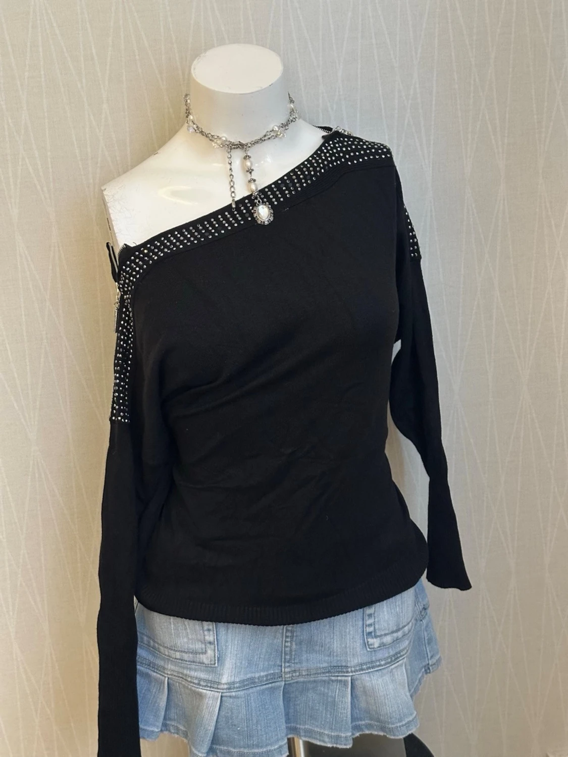 Knitted of the shoulder top with sequins 