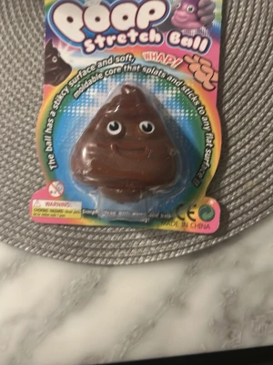 Poop emoji leksak  - Bilden visar en stretchig bajs leksak som är en emoji💩
