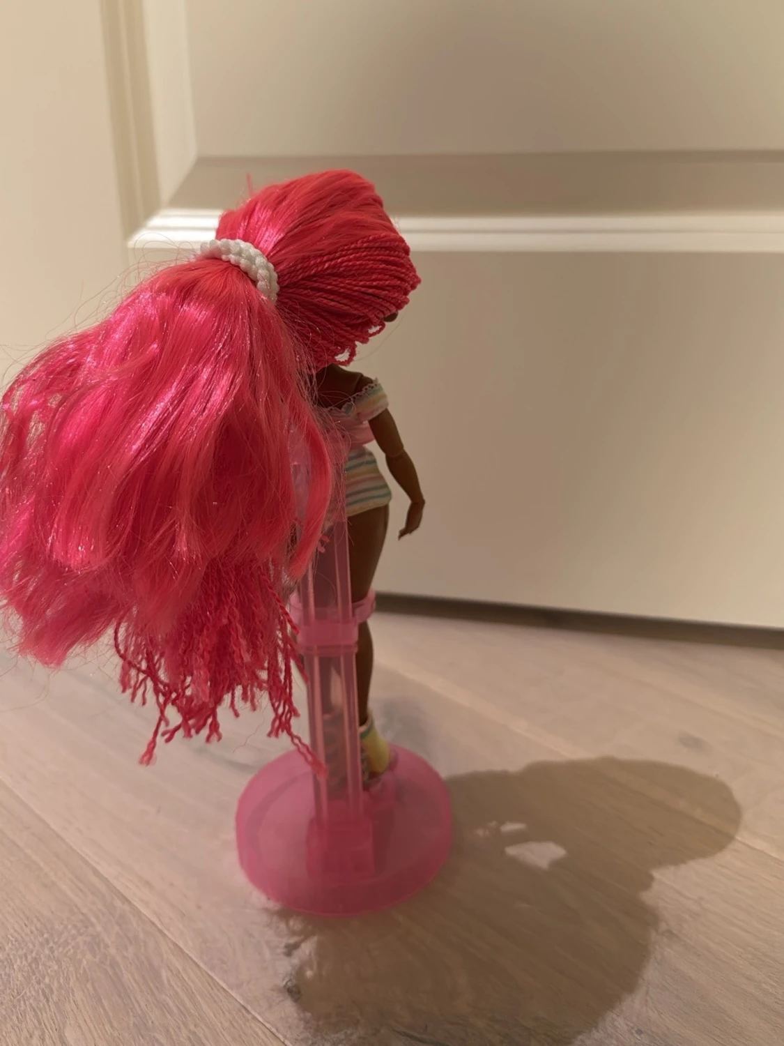 Docka med rosa hår och rullskridskor - 1