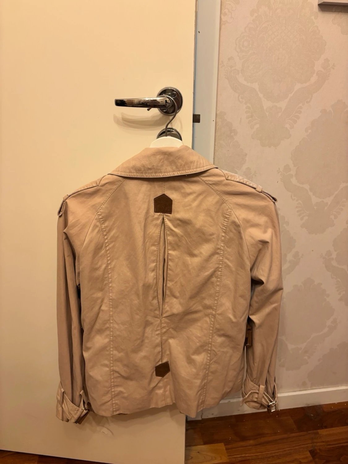 Kort beige trenchcoat med knappar - 3
